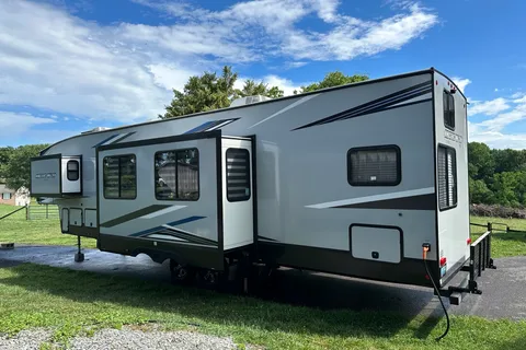 Forest River Artic Wolf 3770 Suite Fifth Wheel