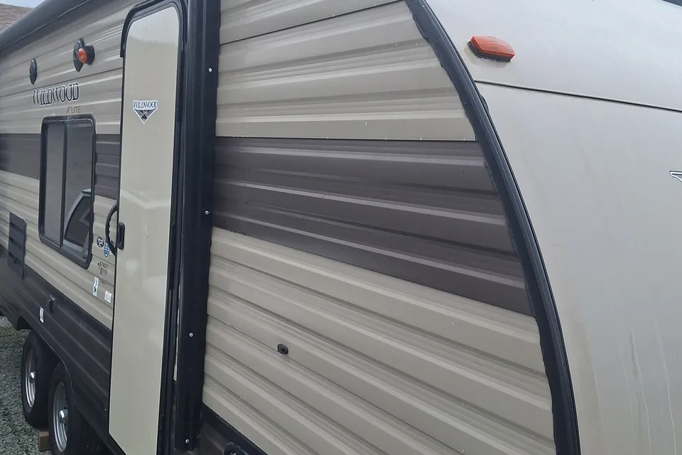 Justin 's Forest River 201 BHXL Travel Trailer