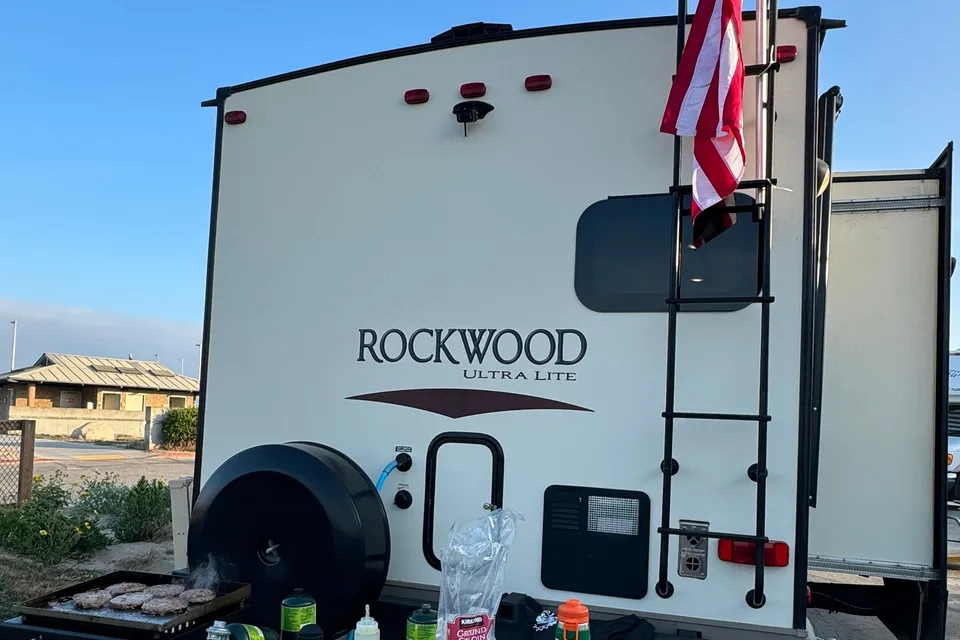 Ken's Forest River Rockwood Ultra Lite M-2304DS Travel Trailer
