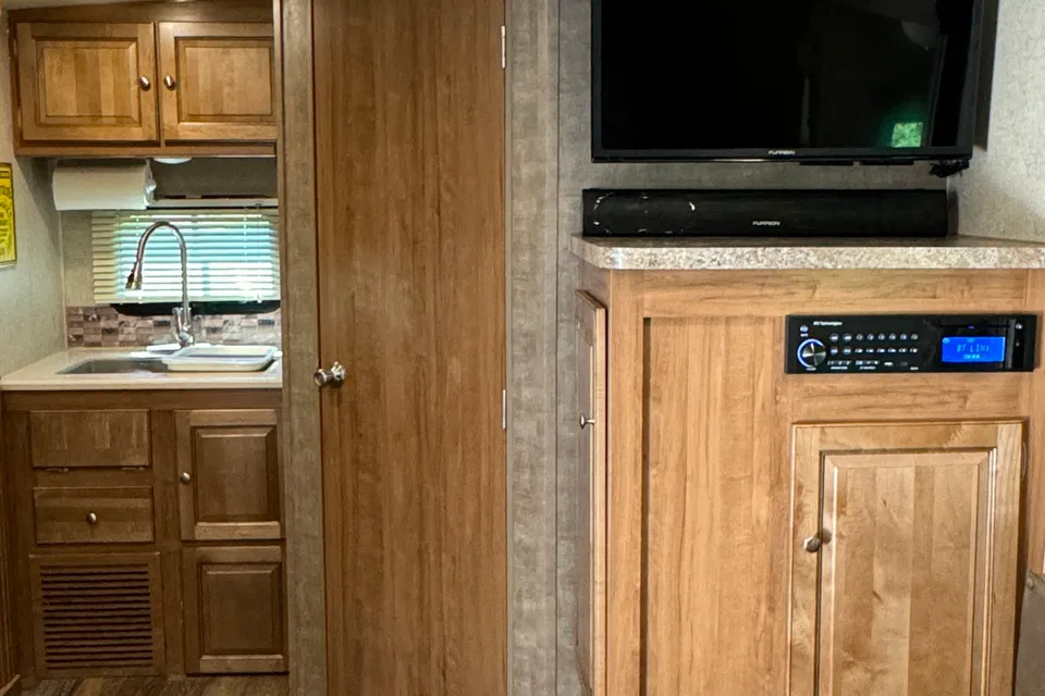 Ken's Forest River Rockwood Ultra Lite M-2304DS Travel Trailer