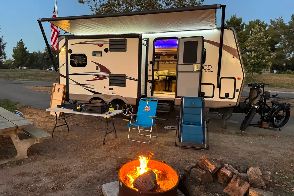 Ken's Forest River Rockwood Ultra Lite M-2304DS Travel Trailer