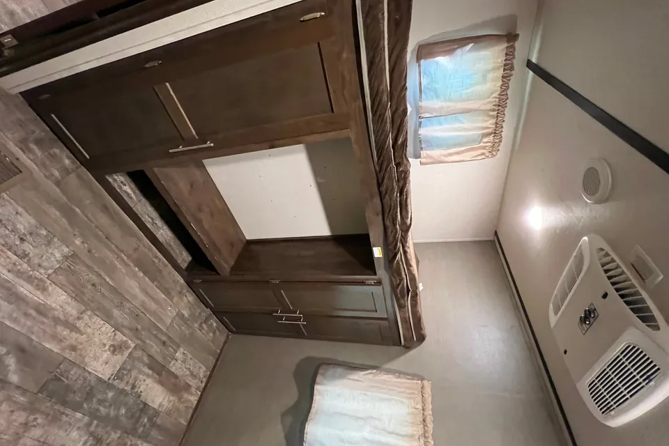 Crossroads Volante db33 Travel Trailer