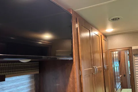 Winnebago Intent 31R Class A