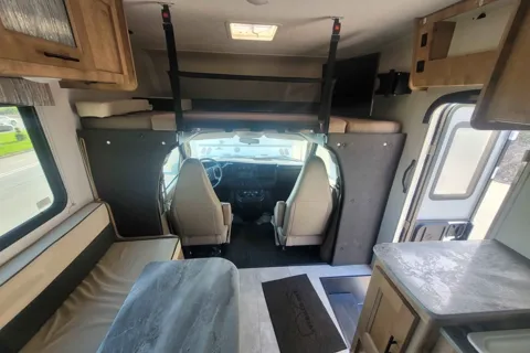 Coachmen Leprechaun Classe C