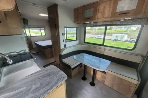 Coachmen Leprechaun Classe C