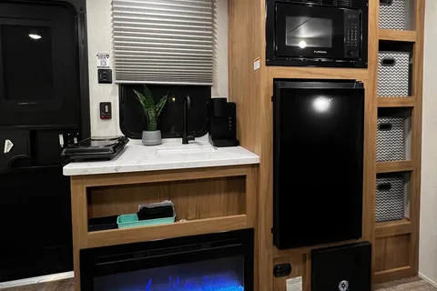 Brand New 2024 Light Weight 21ft Forest River Cherokee Wolf Den 16EV Travel Trailer