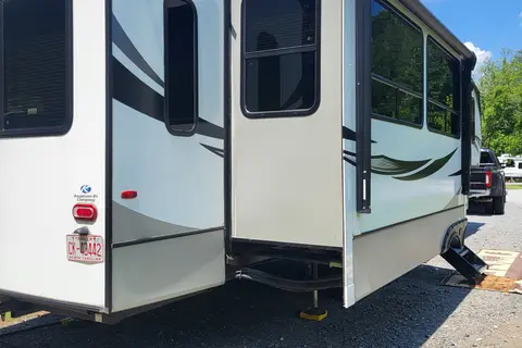 bill's Keystone 368 mbi Fifth Wheel