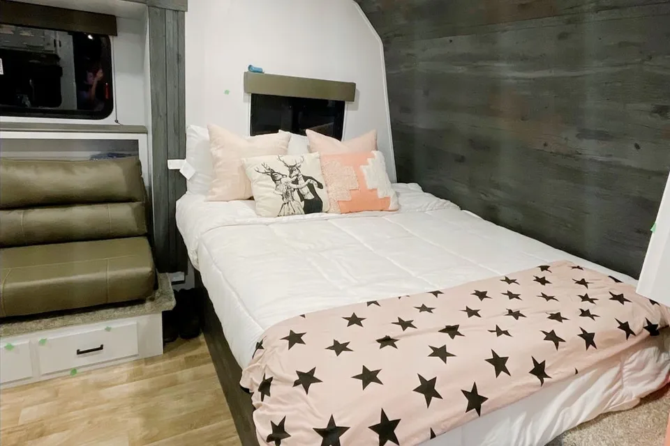Sasha's Keystone Hideout Travel Trailer *new upgraded mattress*