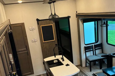The Traveling Bed’r! 2 Bathroom Sabre