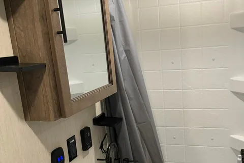 The Traveling Bed’r! 2 Bathroom Sabre
