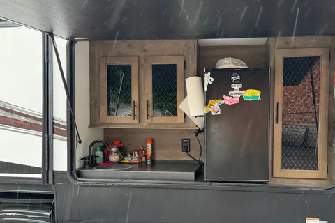 The Traveling Bed’r! 2 Bathroom Sabre
