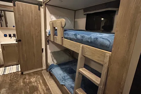 The Traveling Bed’r! 2 Bathroom Sabre