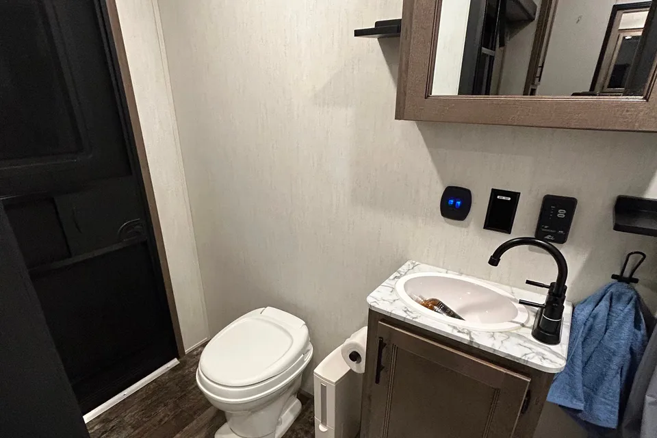 The Traveling Bed’r! 2 Bathroom Sabre