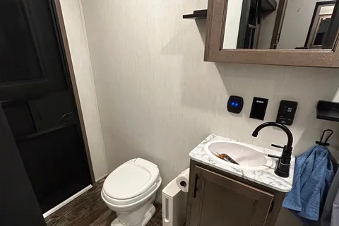 The Traveling Bed’r! 2 Bathroom Sabre