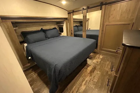The Traveling Bed’r! 2 Bathroom Sabre