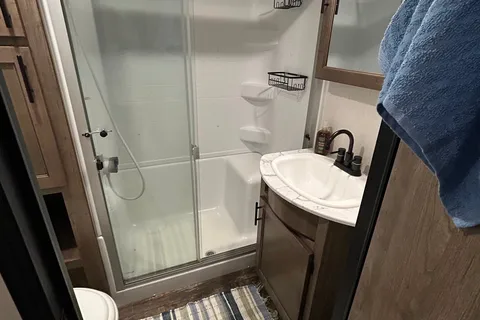 The Traveling Bed’r! 2 Bathroom Sabre