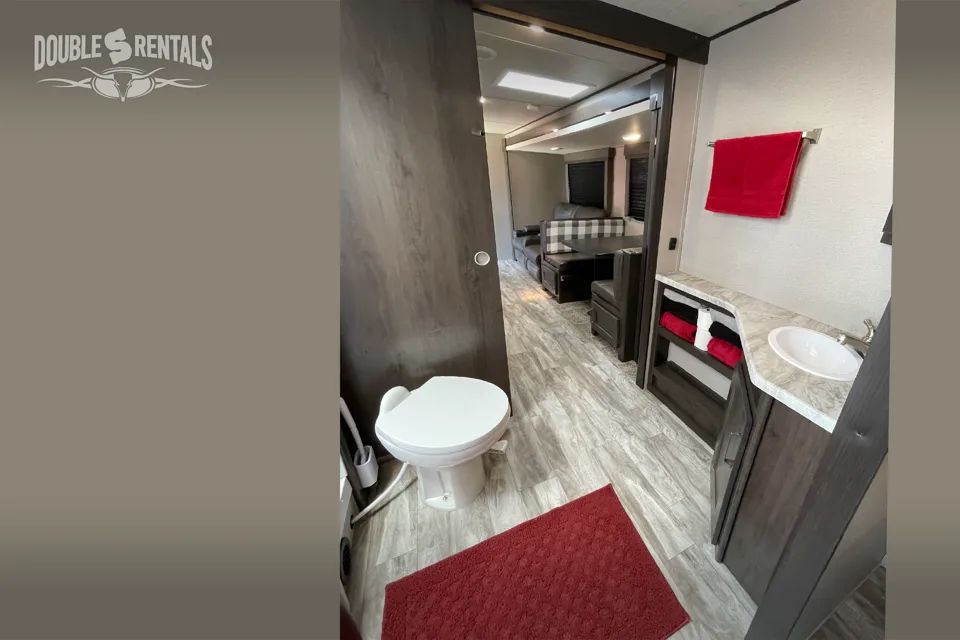 TRANSCEND BH w/ QUAD BUNKS, 1.5 BATHS, THEATER SEATING & DINETTE