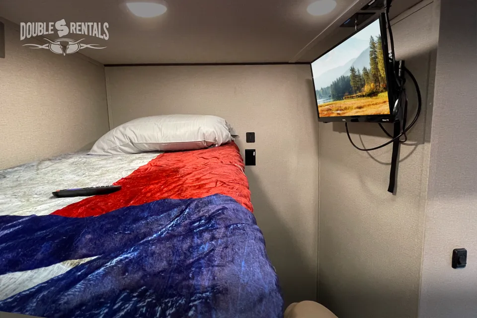 TRANSCEND BH w/ QUAD BUNKS, 1.5 BATHS, THEATER SEATING & DINETTE
