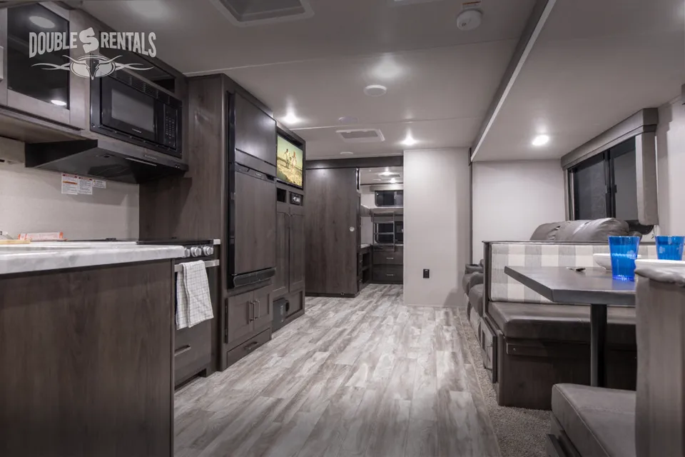 TRANSCEND BH w/ QUAD BUNKS, 1.5 BATHS, THEATER SEATING & DINETTE