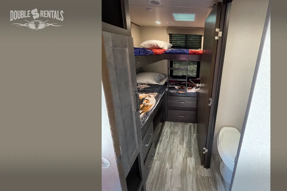 TRANSCEND BH w/ QUAD BUNKS, 1.5 BATHS, THEATER SEATING & DINETTE