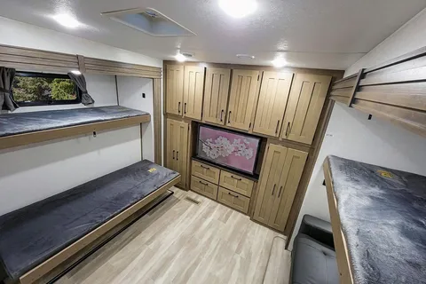 DURANGO 2 Bedrooms & 2 FULL Bath Bunkhouse w/ Outdoor Kitchen!!