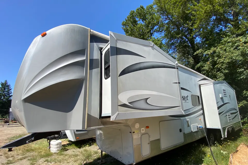 Watch Out it’s A Silverback Fifth Wheel