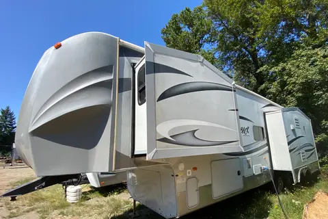 Watch Out it’s A Silverback Fifth Wheel