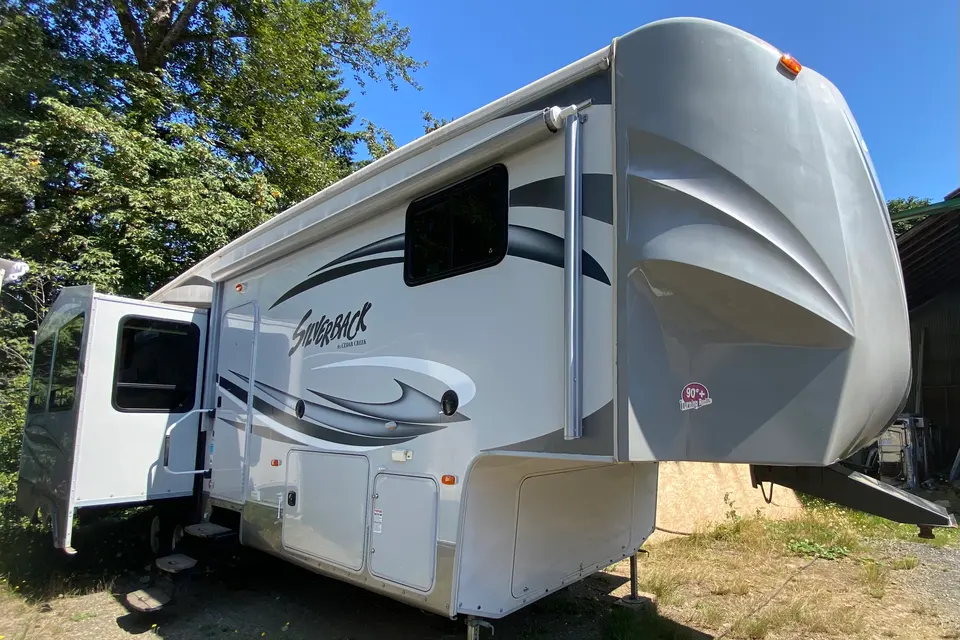 Watch Out it’s A Silverback Fifth Wheel