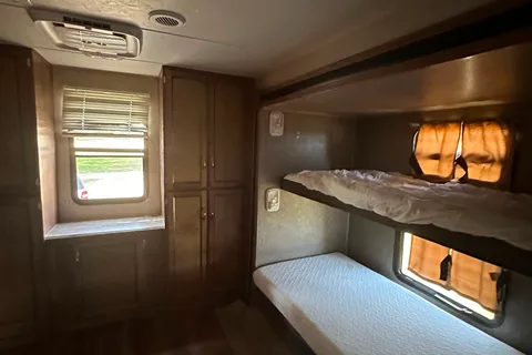 Melly's Coachmen 323TSQB Travel Trailer