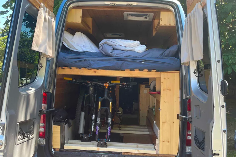 L&P Camper Van