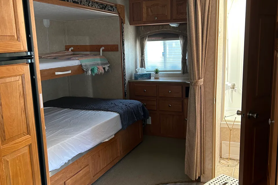 Forest River Rockwood Signature Ultra Lite 31.8SS Travel Trailer