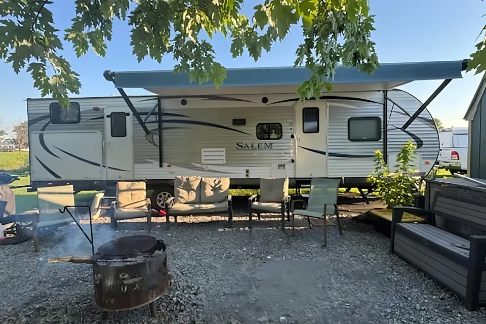 Travel Trailer w/ Outdoor Kitchen & 2 Slideouts