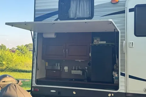 Travel Trailer w/ Outdoor Kitchen & 2 Slideouts