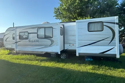 Travel Trailer w/ Outdoor Kitchen & 2 Slideouts