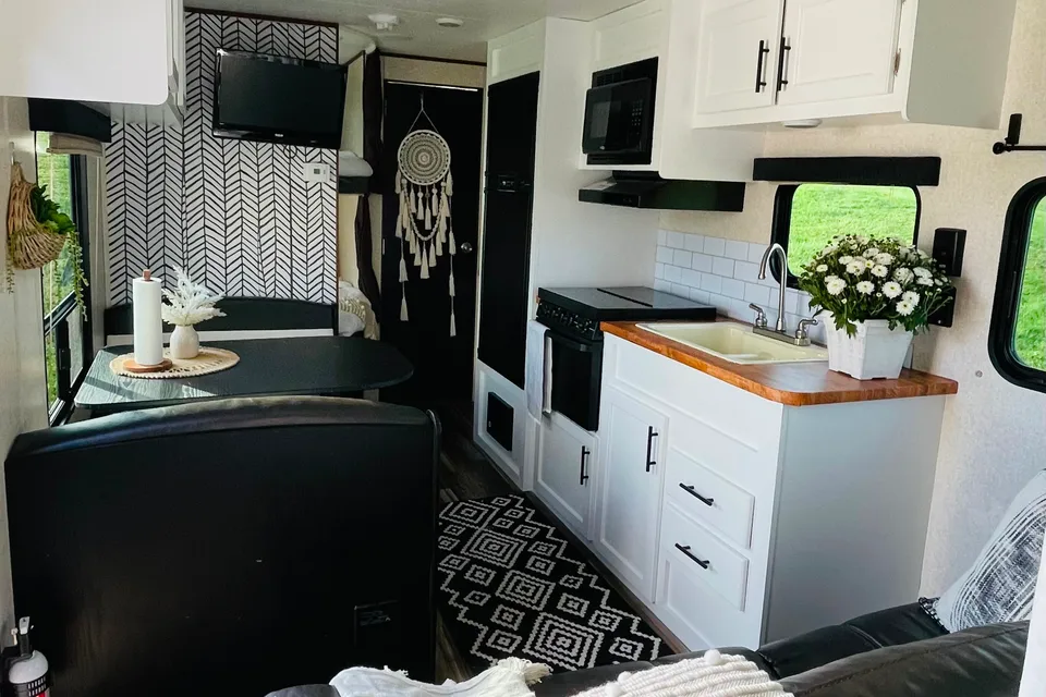 ALANI - PET FRIENDLY.  2017 Jayco Flight Travel Trailer.  