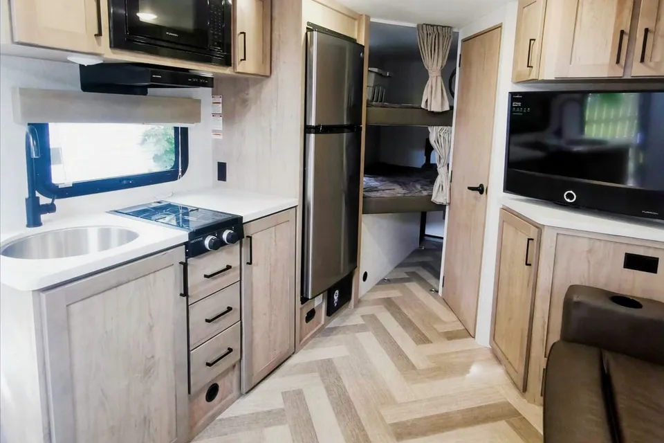 Kootenay Kampers Overland Ember 