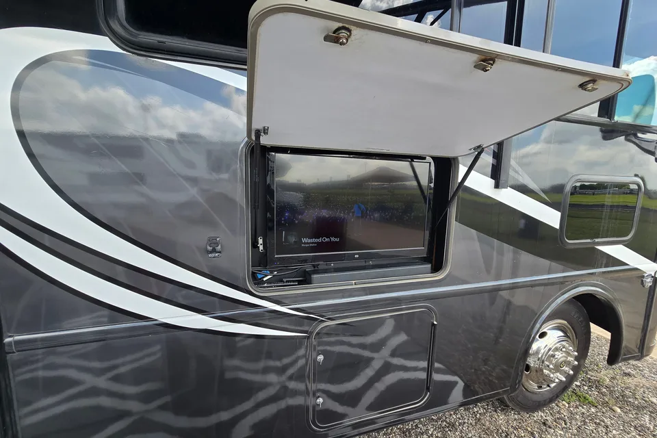 5 Star Luxury Motorhome Delivered & Setup For You!