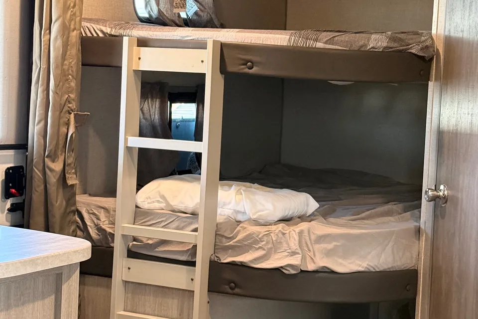 Jenny's Coachmen Catalina Legacy Travel Trailer