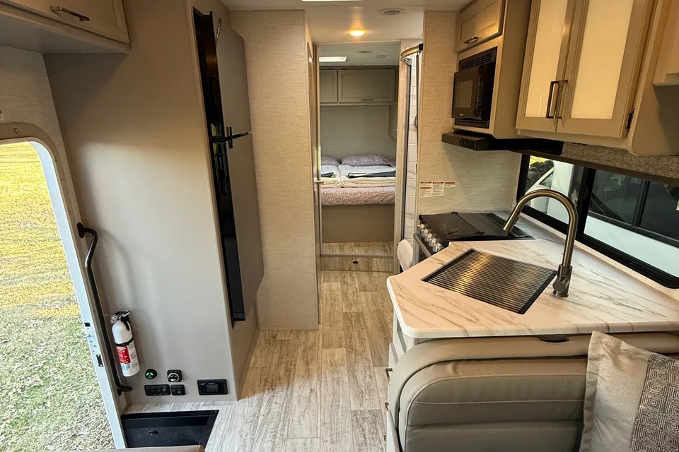 Brand new 2026 Thor Chateau 30ft. with free private shuttle -Sophia