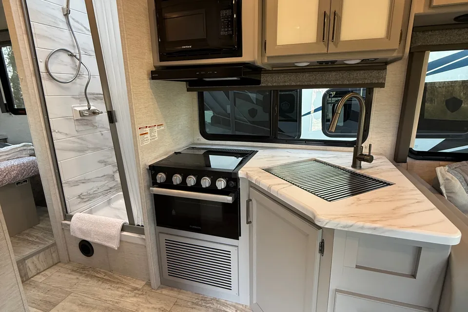 Brand new 2026 Thor Chateau 30ft. with free private shuttle -Sophia