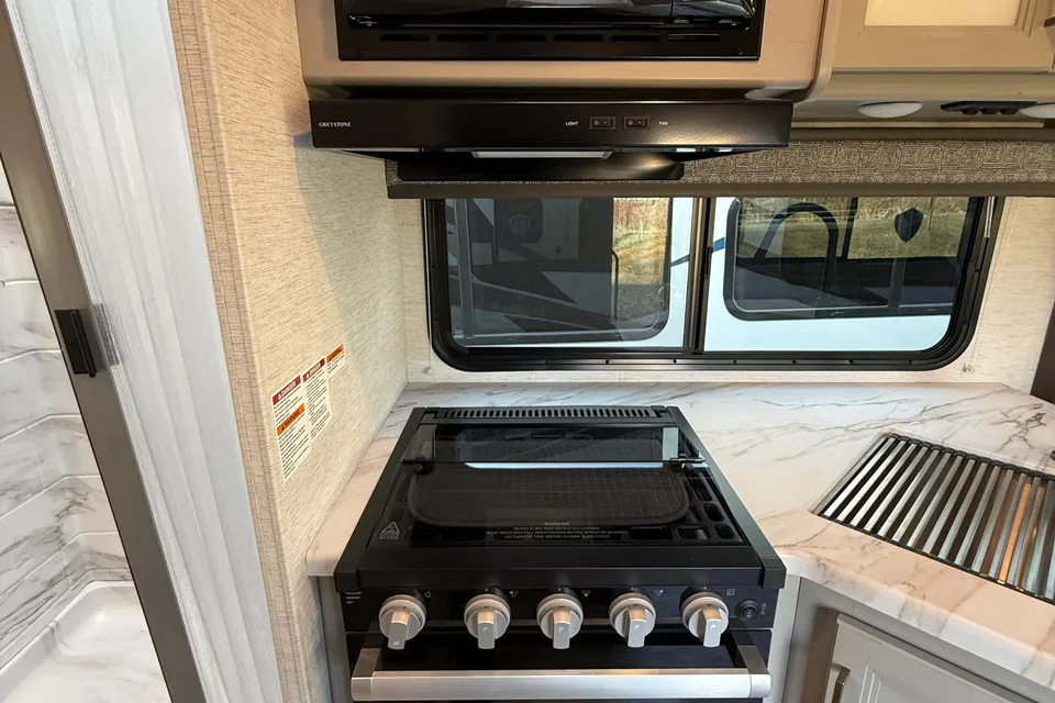 Brand new 2026 Thor Chateau 30ft. with free private shuttle -Sophia