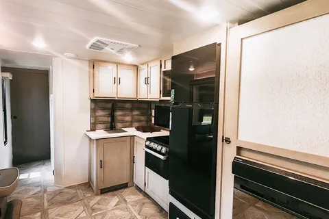 Luxurious 2023  2BR 1-1/2 Bath Trailer
