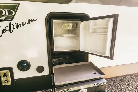 Luxurious 2023  2BR 1-1/2 Bath Trailer