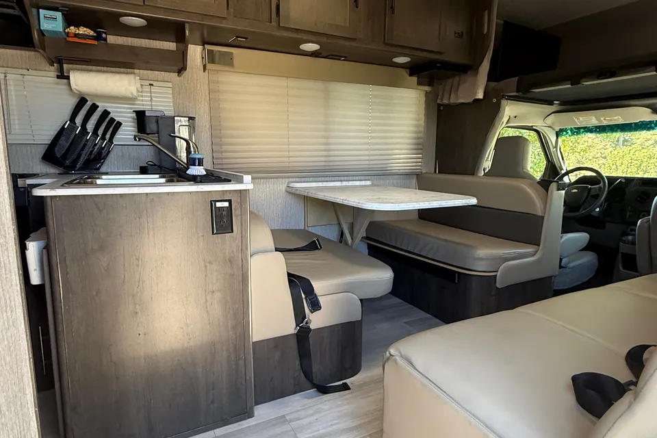 EASY TO DRIVE!! New Coachmen Leprechaun