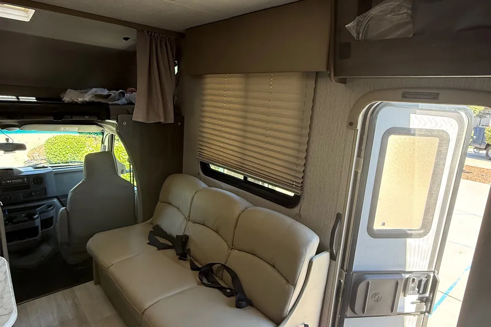 EASY TO DRIVE!! New Coachmen Leprechaun