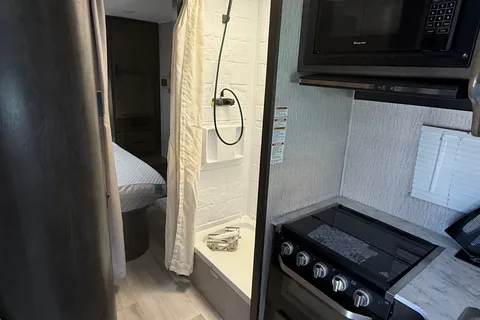 EASY TO DRIVE!! New Coachmen Leprechaun