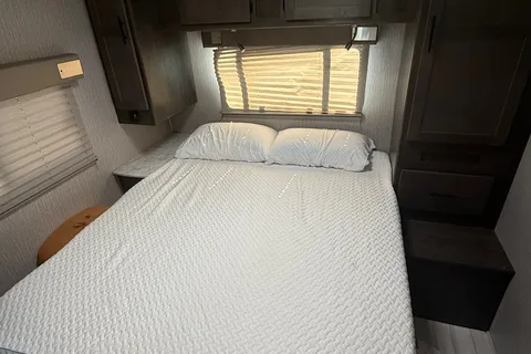 EASY TO DRIVE!! New Coachmen Leprechaun