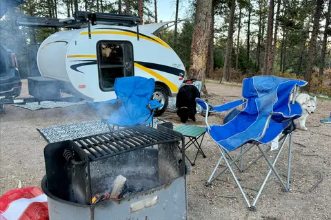 Cozy Teardrop – Fully Stocked Comfort with Shower, Solar & Starlink