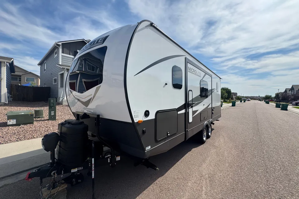 Like New Family Bunkhouse. Solar, Big Battery, Outdoor Grill & Free Extra
