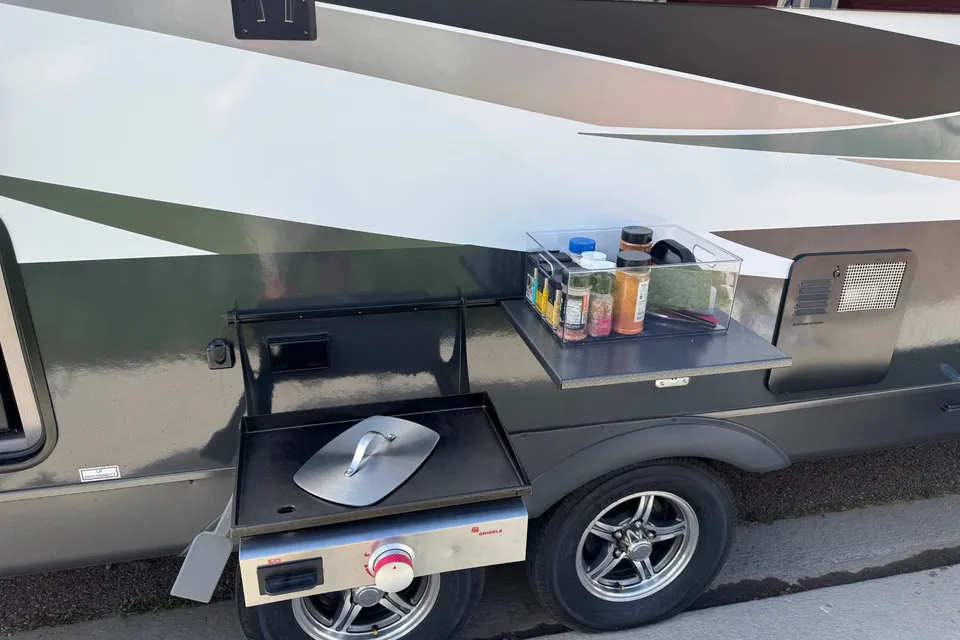 Like New Family Bunkhouse. Solar, Big Battery, Outdoor Grill & Free Extra